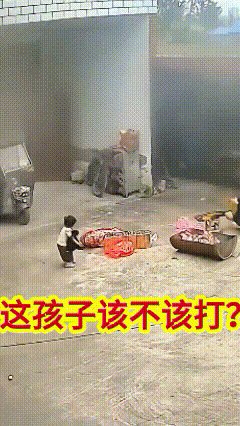 小猫好可怜，小孩儿很开心，就问:该不该打？多亏猫咪反应快，不然……你说