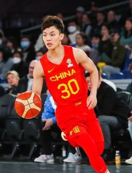 郭士强该下决心了，让徐杰回广东休息吧！郭士强指导带队，徐杰打得太挣扎，说句实在