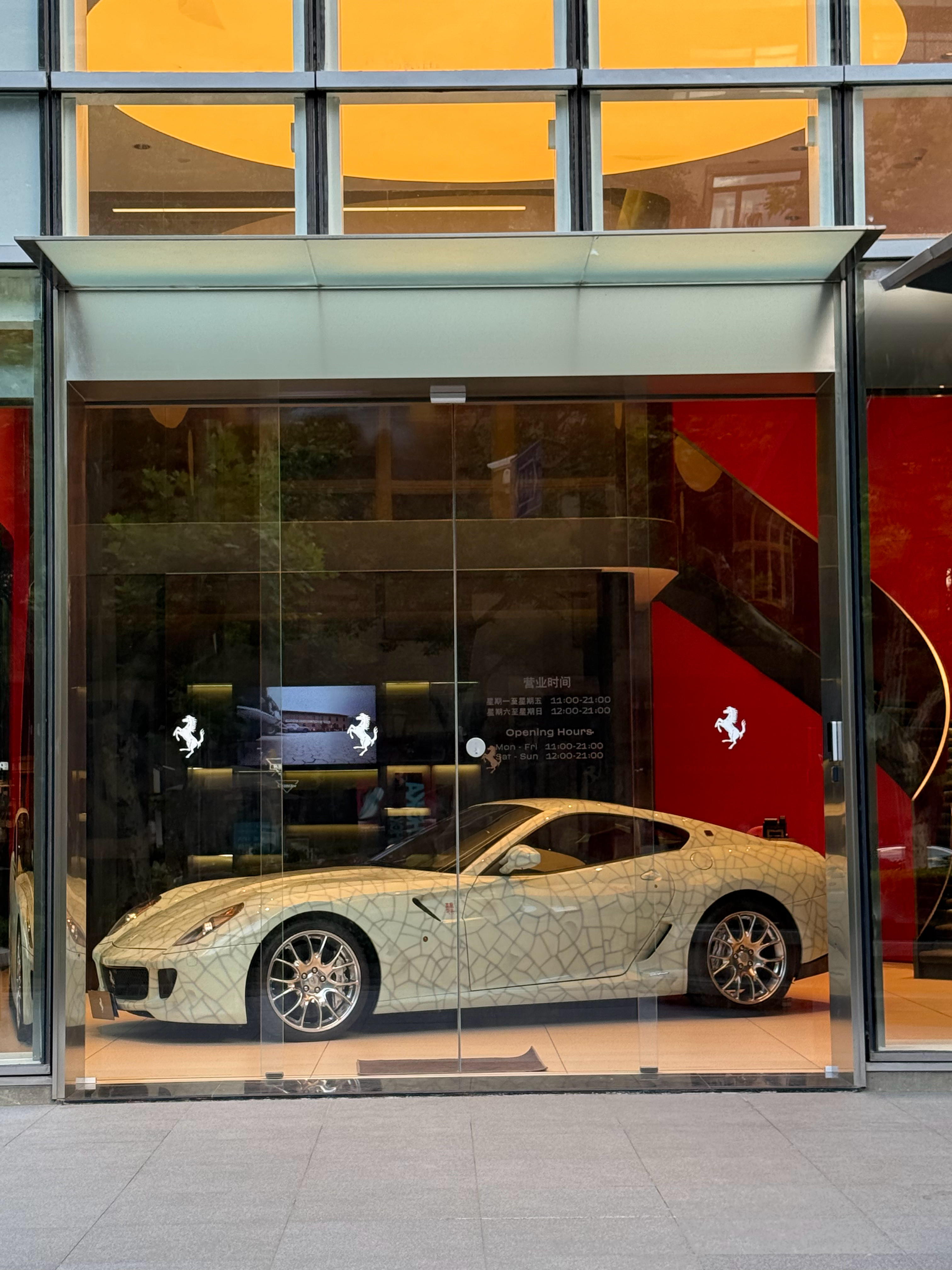 逛街偶遇“茶叶蛋”。2012年，中国艺术家卢昊与法拉利合作，以**599GTB
