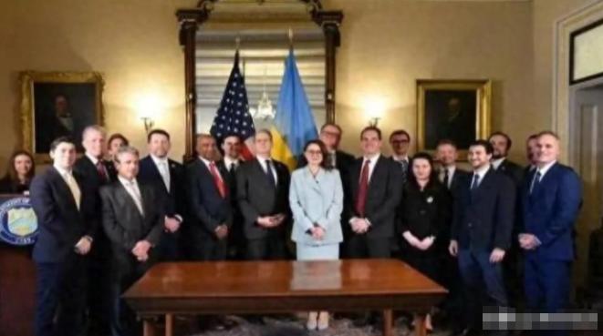 仗还没完全落幕，分赃大戏已悄然开场：乌克兰的地归俄，钱归美，苦的终究是老百姓。