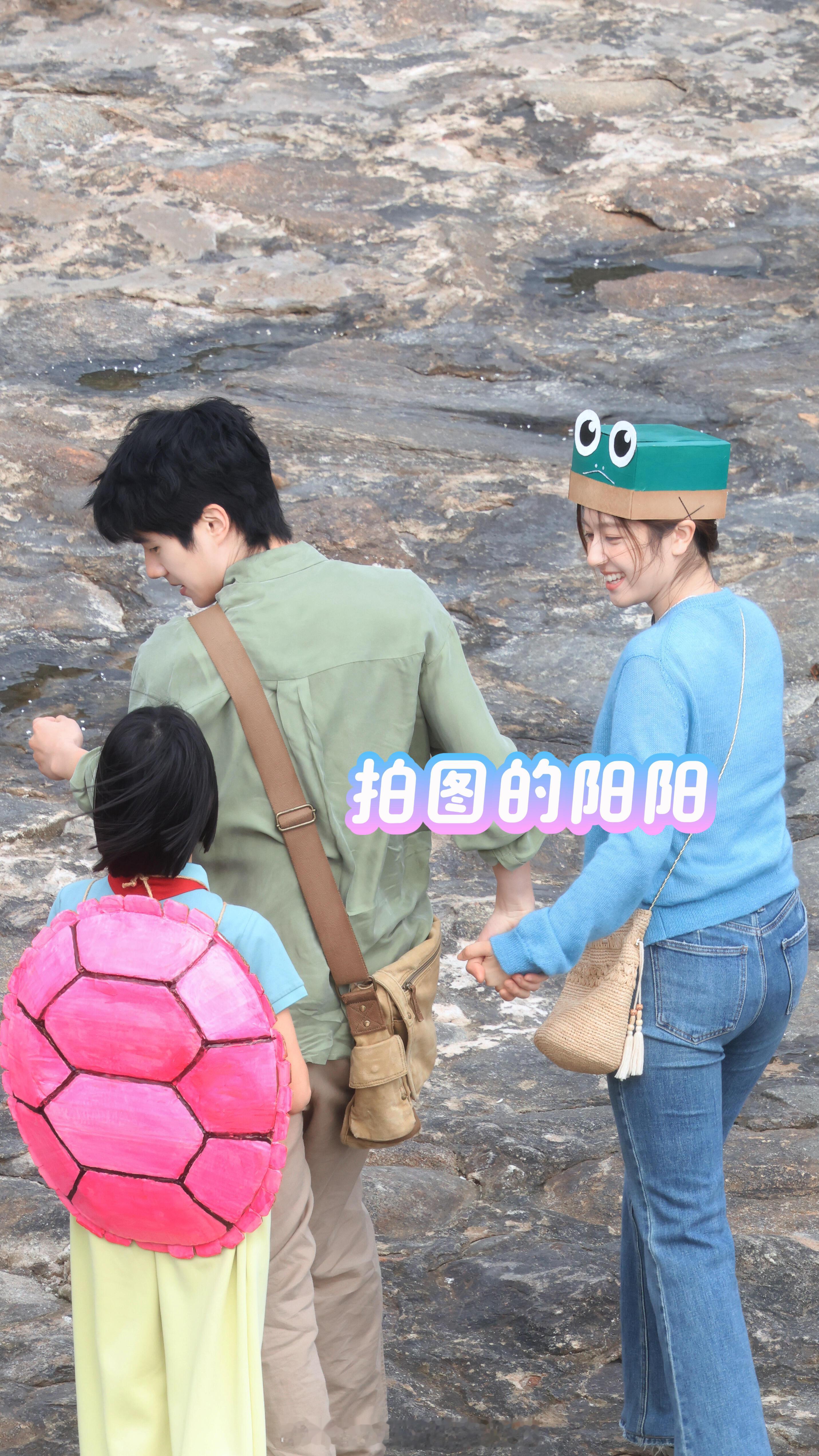 刘昊然李兰迪《海岛舒服日志》牵手走路透，好萌的两只！！