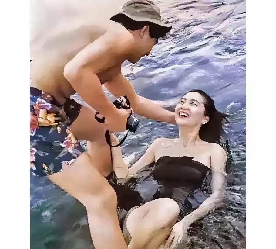 这应该是林青霞最美的时候啦！笑起来很好看，皮肤白皙细腻，身材窈窕，气质如兰，妥妥