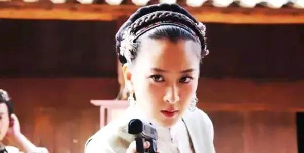 1948年，土匪打散迎亲队伍，围住花轿。匪首把新娘盖头一掀，直了眼：年轻漂亮