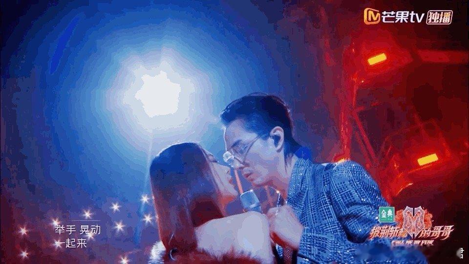 能看出张杰谢娜在舞台上想对标李承铉戚薇的风格效果，无奈外型气质少了些洋气感，最终