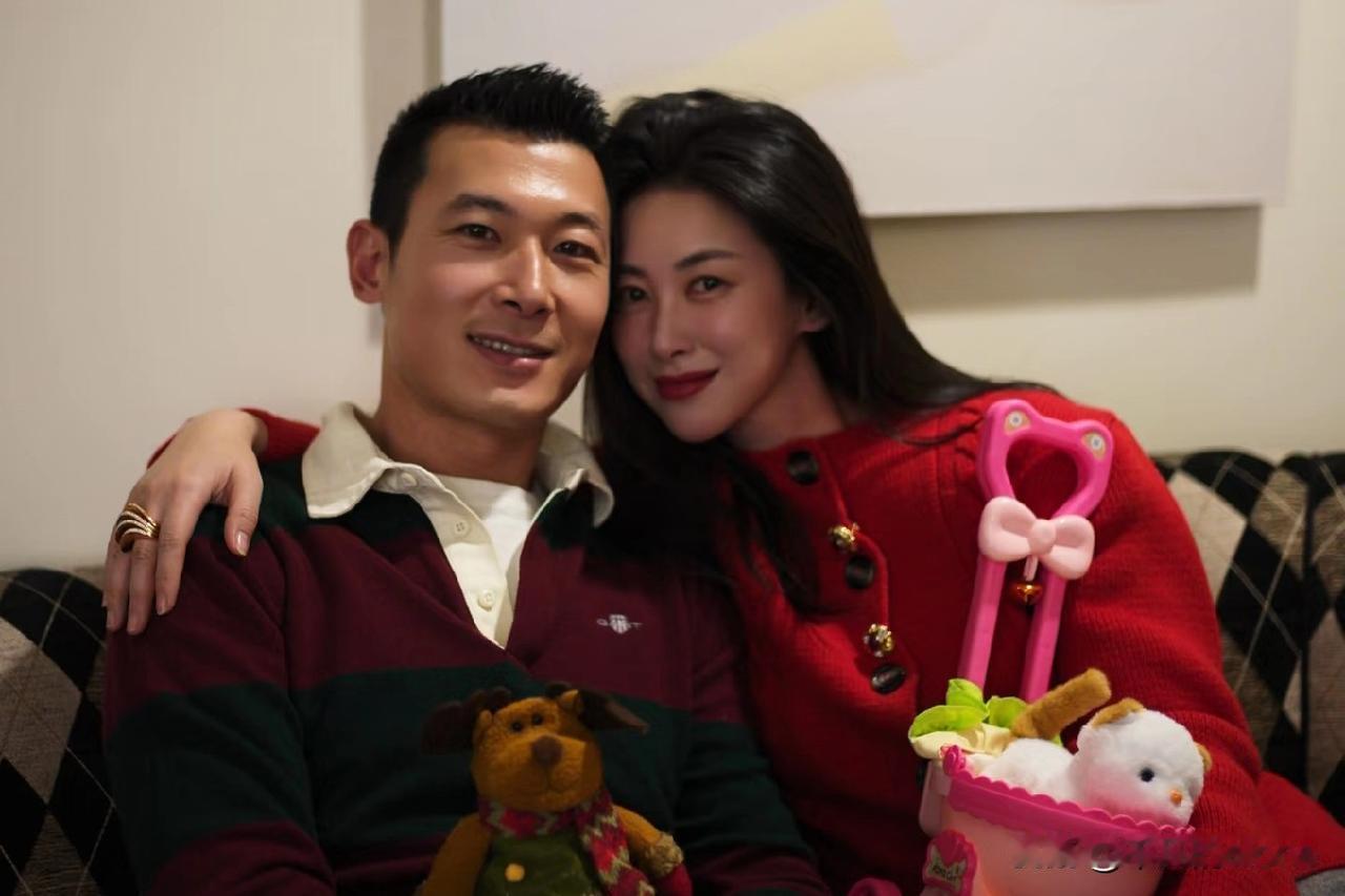 朱珠新家内景曝光，虽然看上去装修的比较简单，但是房间挂满了艺术品，所以说这套房子