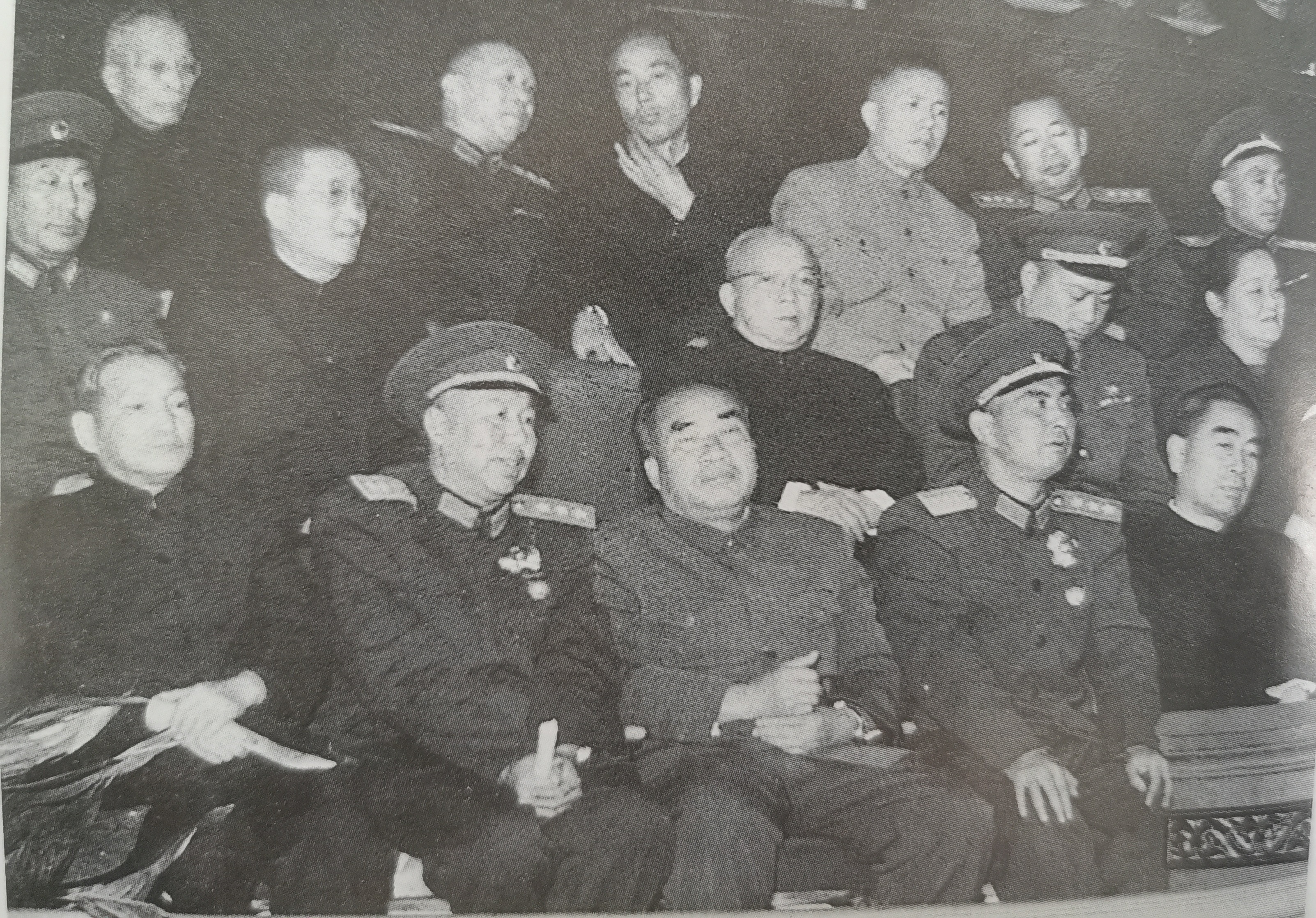 这是1958年的一张老照片，前排坐的是周总理，朱老总，还有陈云，他们当时都是常委