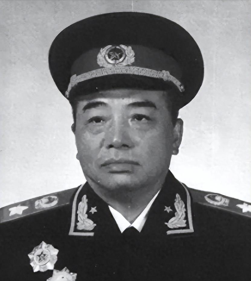 1965年，彭德怀一边抽烟，一边固执地对毛主席说道，我还是回乡当我的农民好，你那
