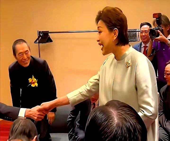 73岁张艺谋的手，悬在半空整整5秒没人接。他起身、伸手，对面走来的杨澜却一个侧