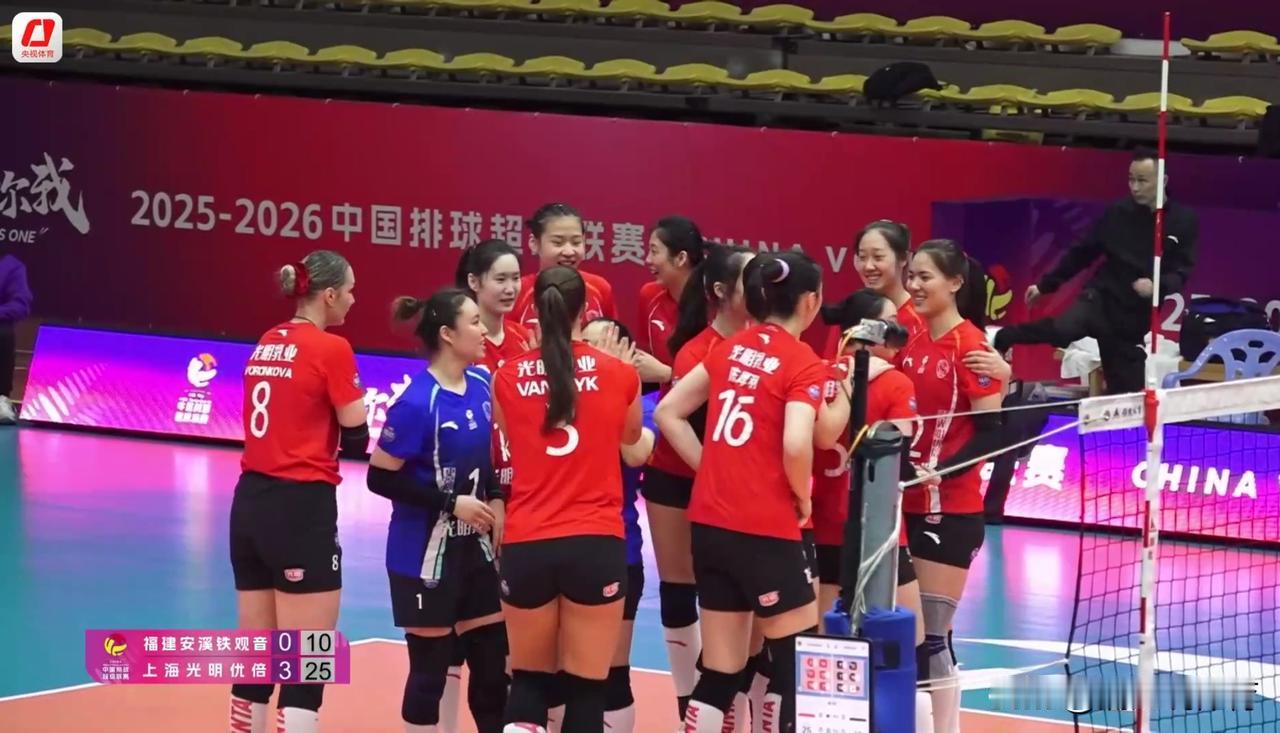 蔡斌首秀率领上海女排客场3-0横扫福建队，福建女排主教练沈泽在比赛结束后小跑到上