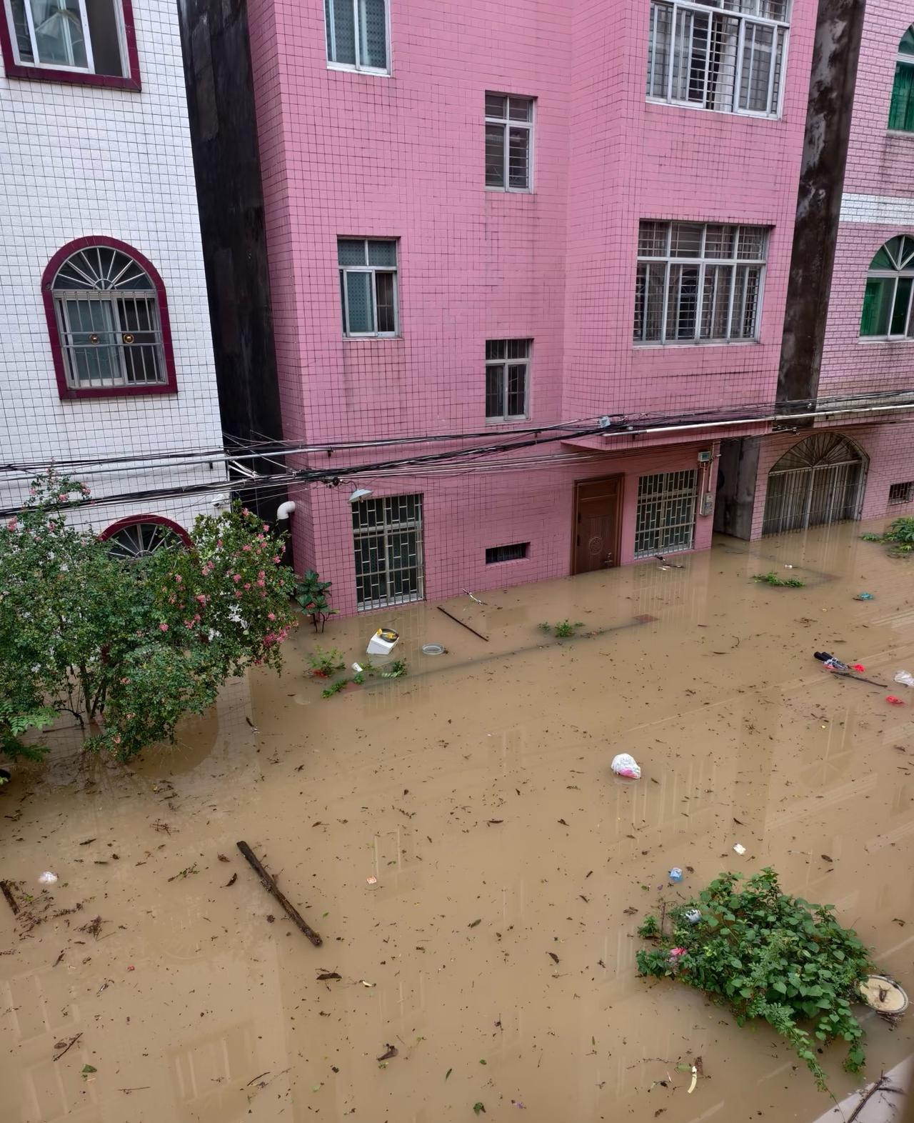 贵港也内涝受台风影响，遭遇强降雨，小区发生严重内涝，停电一天了，夜晚只听见小