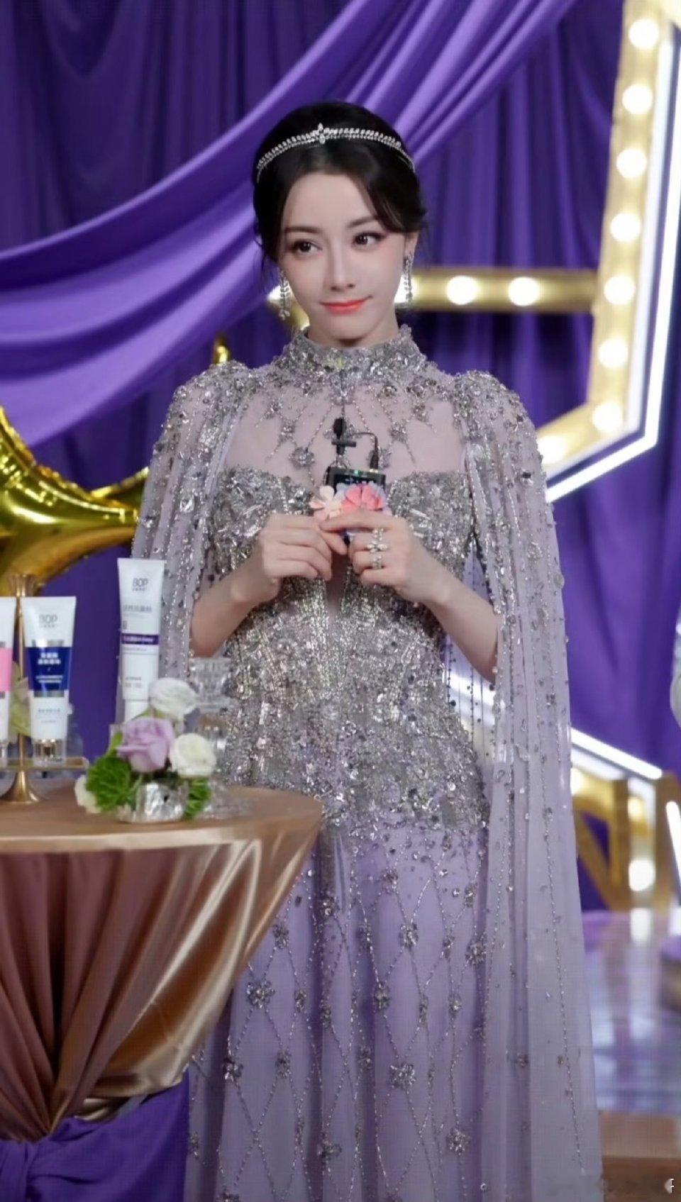 迪丽热巴直播迪丽热巴今晚（12月15日）空降BOP抖音直播，一袭紫色高定美翻全场