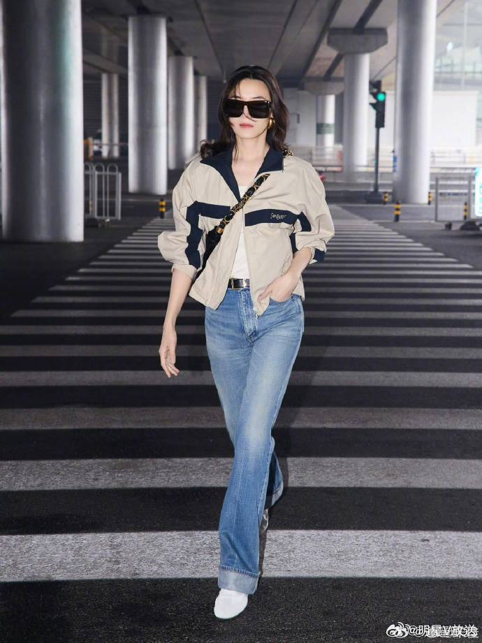 宋佳还没到巴黎就开始走秀了宋佳机场出发照来了！还没落地巴黎，姐已经把机场走成了