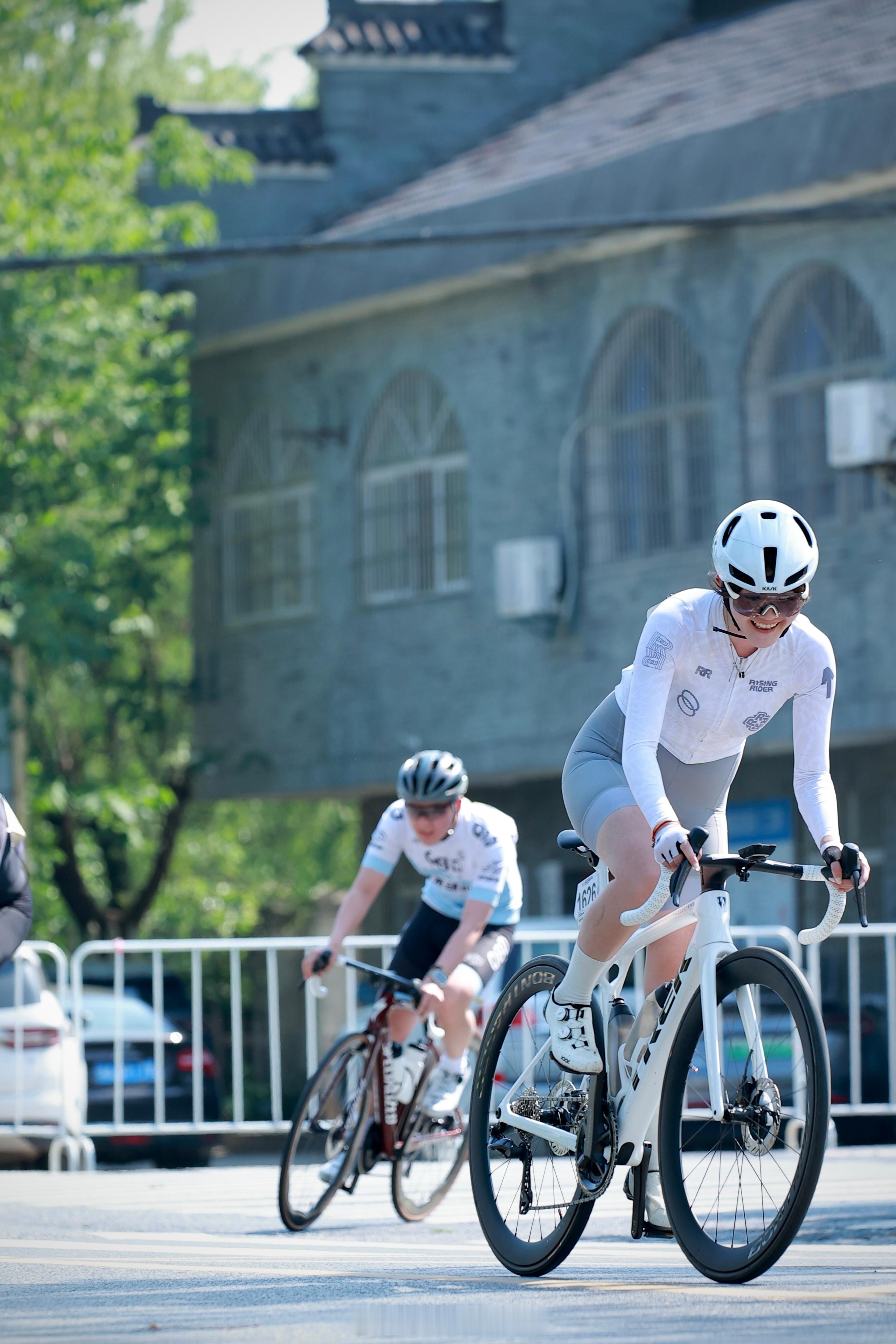在环径山赛🚴🏻‍♀️飞驰52km一小时49完赛感受了中午发车的骑行赛?
