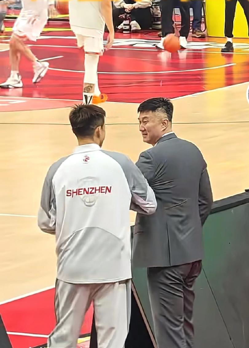 周鹏杜锋赛前动作被脑补：杜锋现在打球肯定不如，但周鹏执教怎么样呢？周鹏现在只