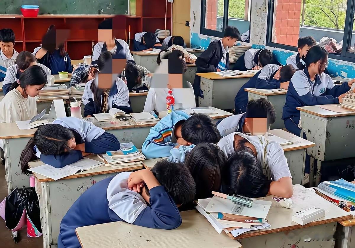 我们不应该盯着1300万高考报名人数这个数字，这太虚了，实际参加夏季高考的人数只