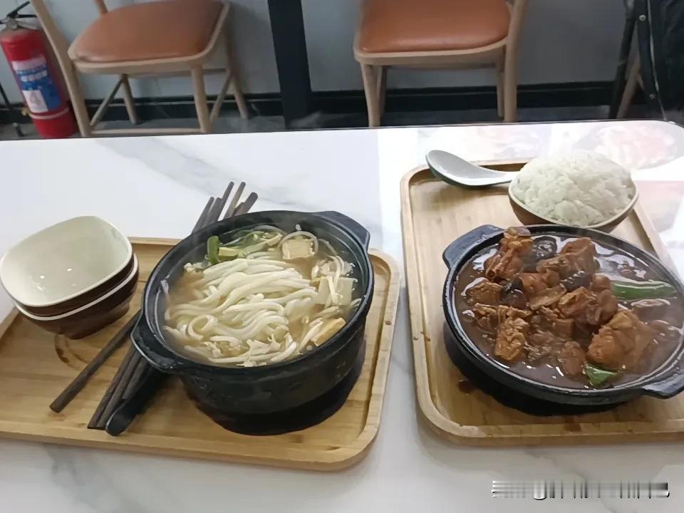 逛街的时候，美食总能给人带来极大的满足感。今天娘三就奢侈了一把。我最爱的是那一碗