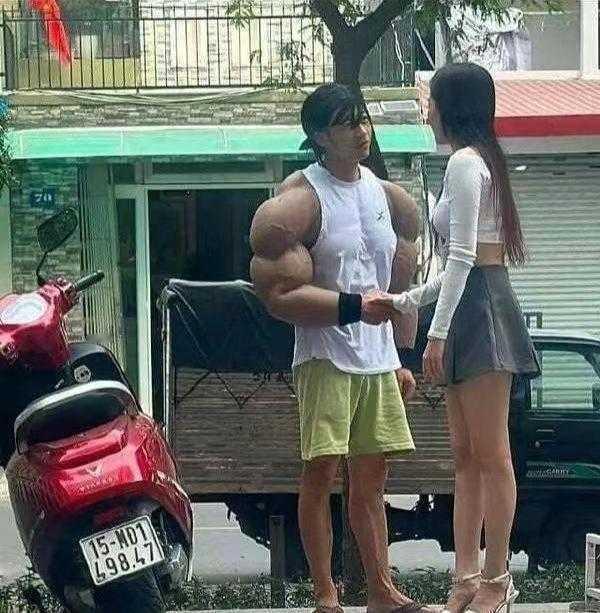 看得出来女生已经很想逃