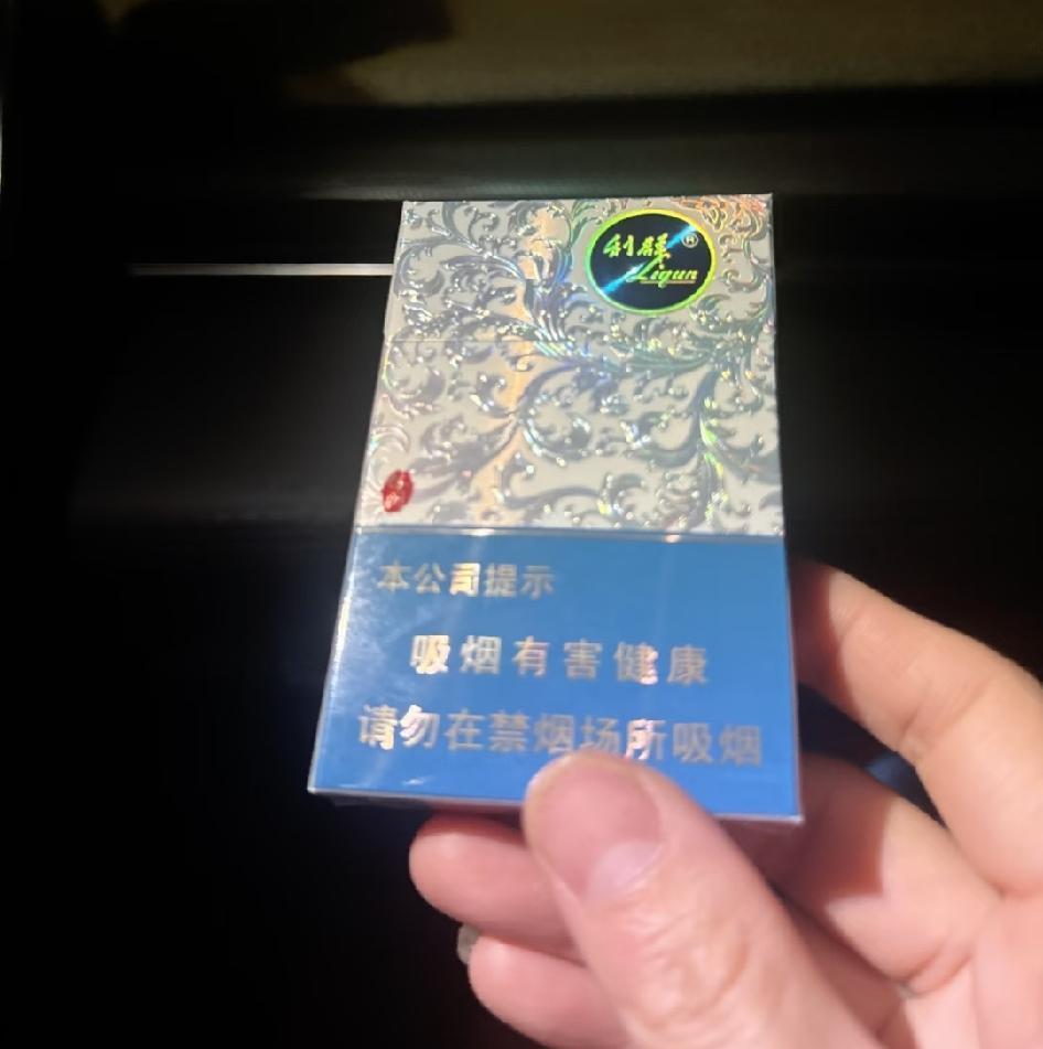 妹夫月薪仅6500，却天天抽高档烟，一天一包从不间断！得知真相我彻底愣住了