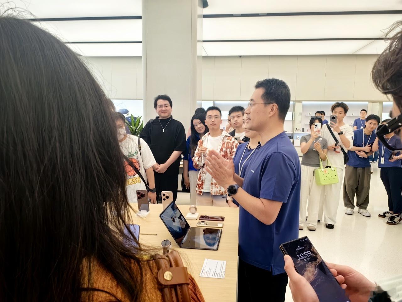 6月14日华为Pura80系列开售，线下门店人气爆棚。华为何刚空降上海南京东路