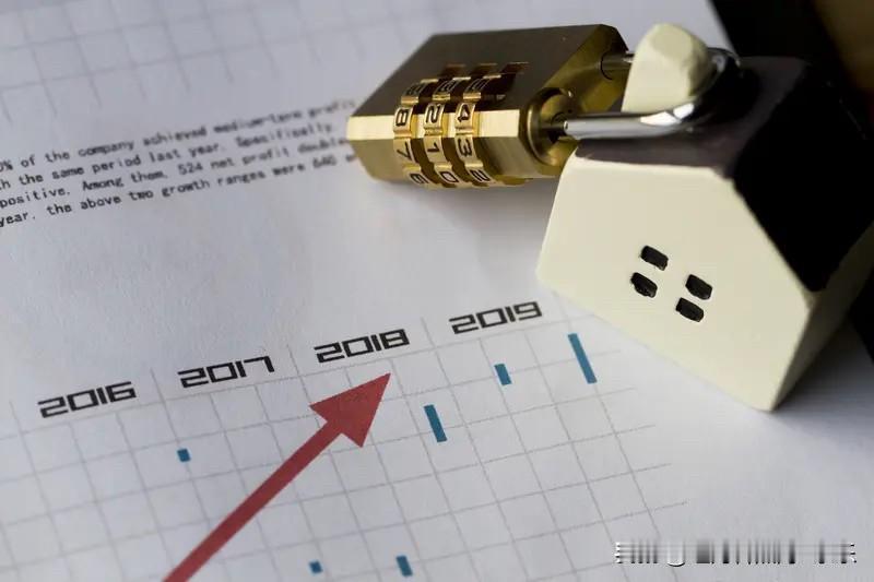 楼市里面又有不少人说什么房价不能跌，房价把首付跌没了以后，就会有很多人不要房子了
