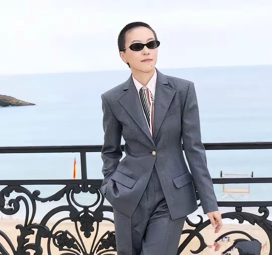 窦靖童这次在法国出席CHANEL发布会的造型太绝了，直接上热搜！4月28日海边这