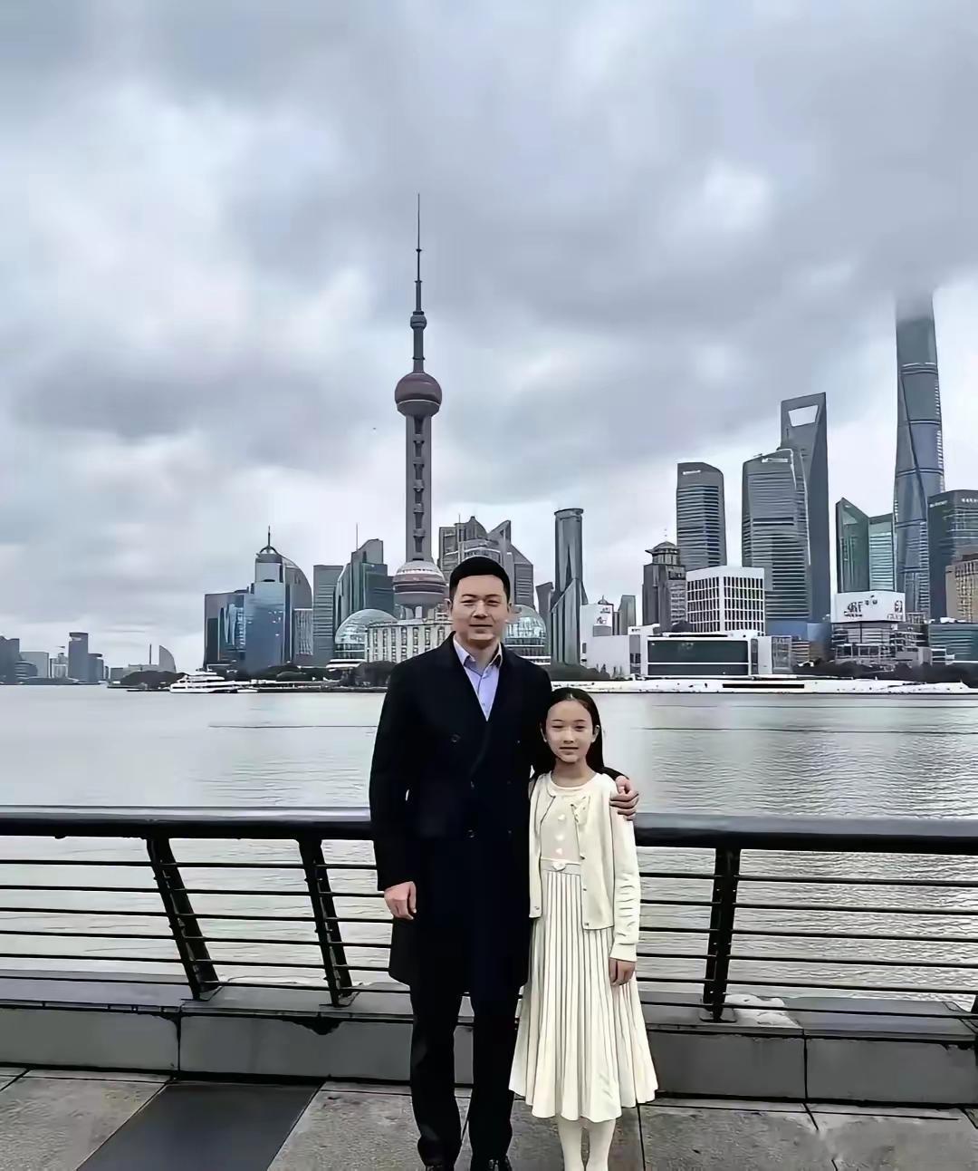 人的气质是装不出来的，这对父女，一看就是富贵人家