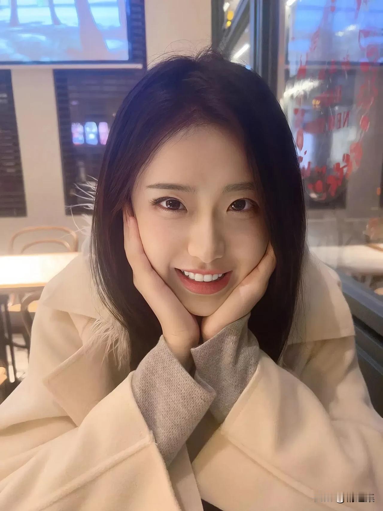 冬日暖阳下，微笑的少女在咖啡馆里享受时光。🌞💕