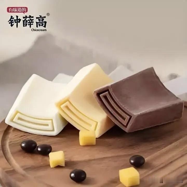 钟薛高当前处境十分尴尬。早年凭借“雪糕界爱马仕”的定位出圈，单支最高售价达66