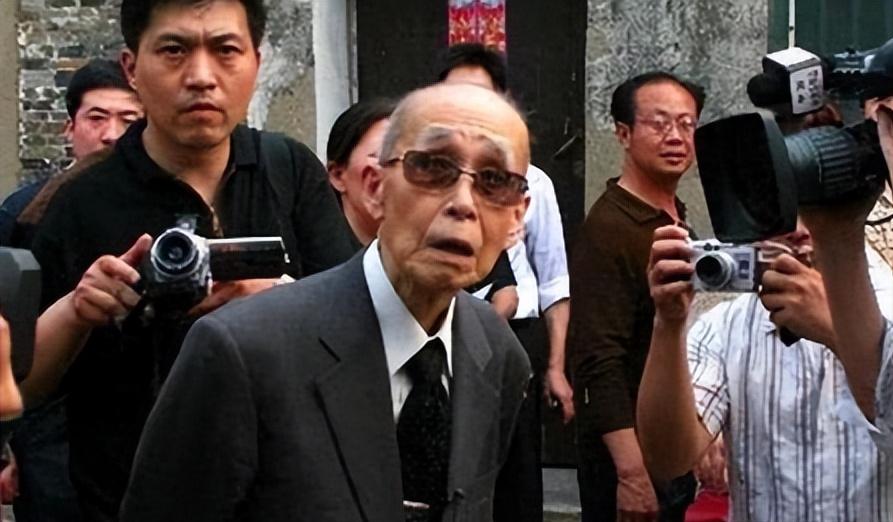 九旬日本退伍老兵松本还想打中国？被问为何执着......[横脸笑]一位据称为9