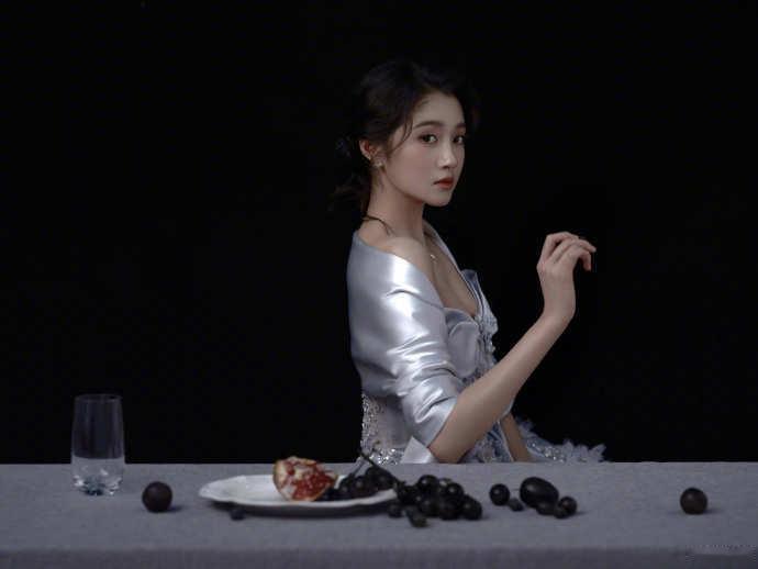 关晓彤搅半天一口没吃减肥人的自我拉扯：关晓彤搅半天饭，靠搅拌解馋，最后一口没碰，