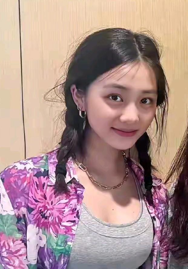 别骂黄多多了，她只是完成了父母教育的终极目标。她在纽约的排练厅里打磨台词，在导