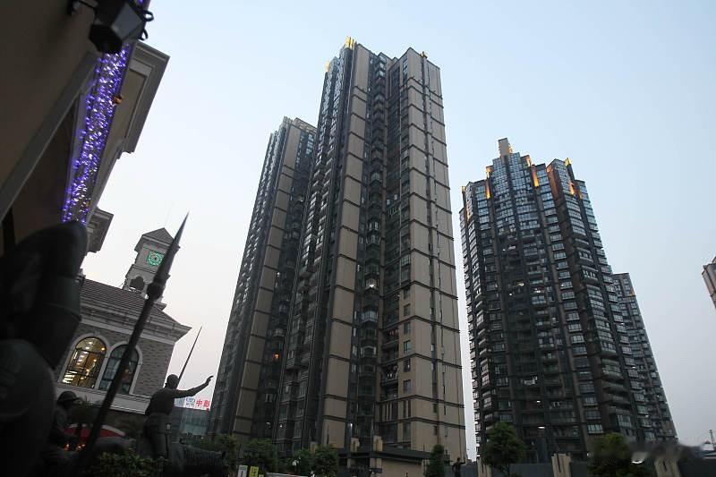 武汉楼市：截至9月下旬，武昌区均价从1.5万跌到1.4万，每平降1000；东