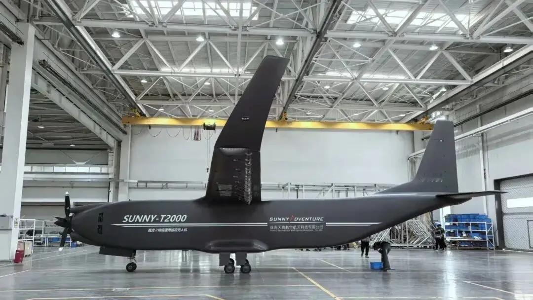 载重2吨，满载状态下航程突破1000公里，仅需800米跑道即可起降。天晴空天科技