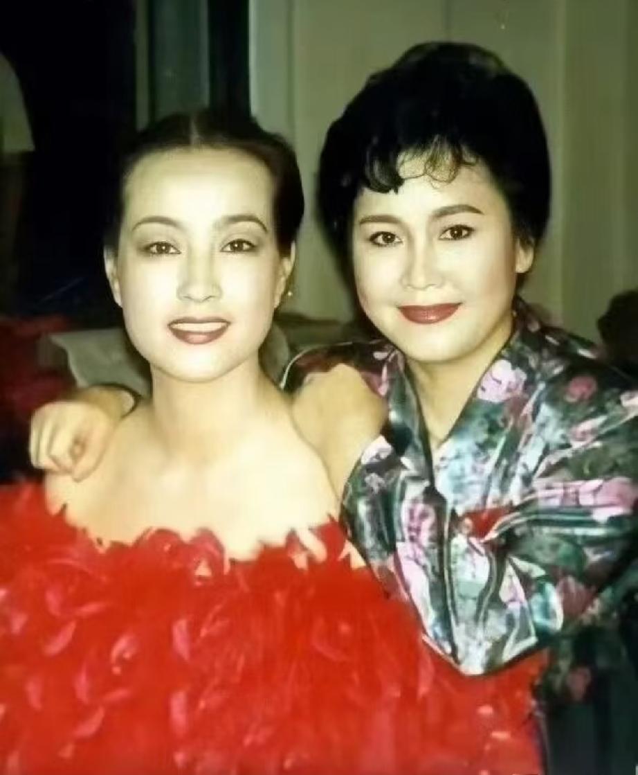 刘晓庆和李谷一合影。当年的她们青春正好，貌美如花。时间过的可真快呀，如今已都
