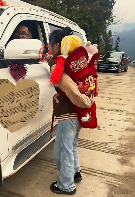 “这才是边界感！”云南一女子背龙凤胎回家时，突然碰到一队婚车，女子想要讨喜图个彩