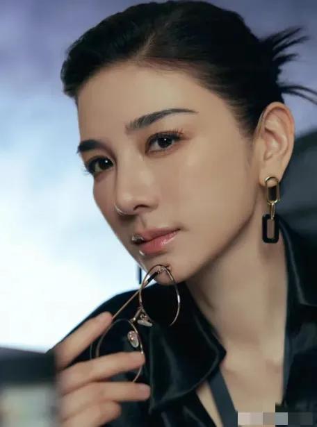 黄奕错失繁花角色真实始末2020年筹拍《繁花》时，王家卫邀请黄奕出演，黄奕问