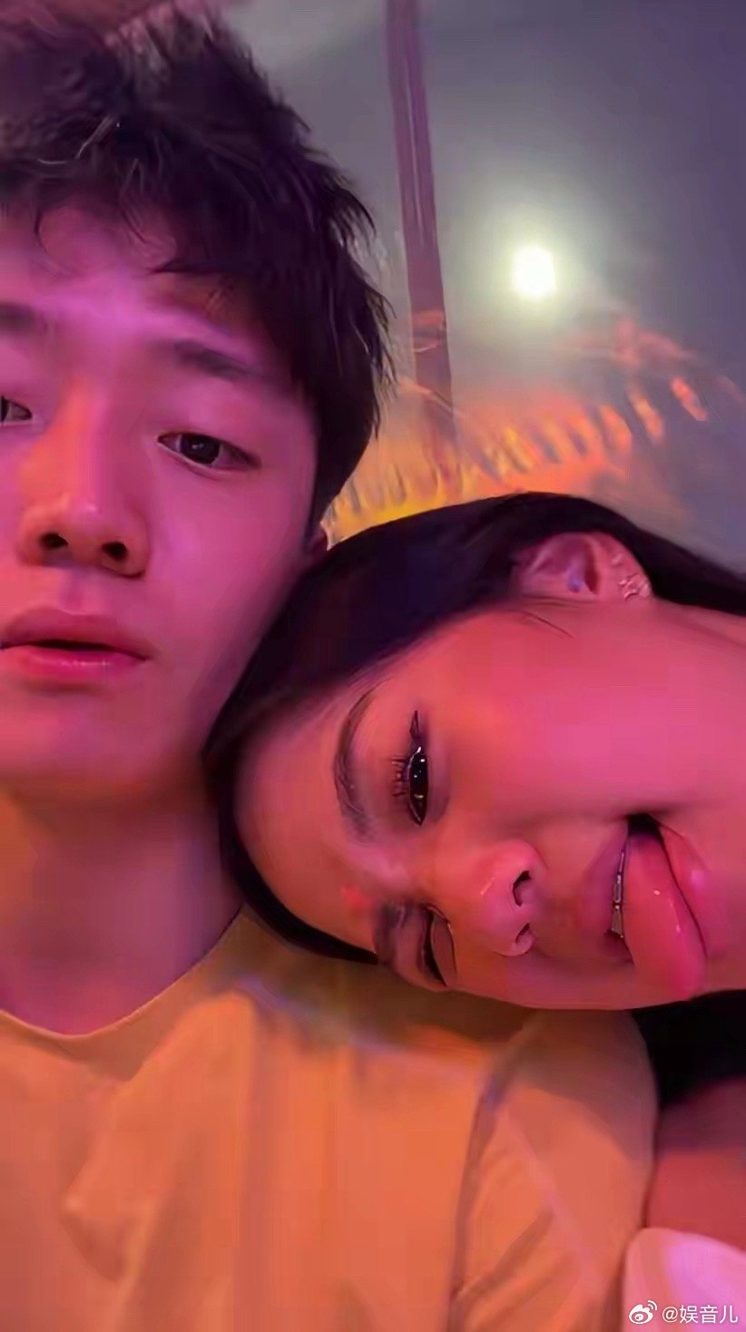 钟丽缇17岁二女儿分享和男友合照