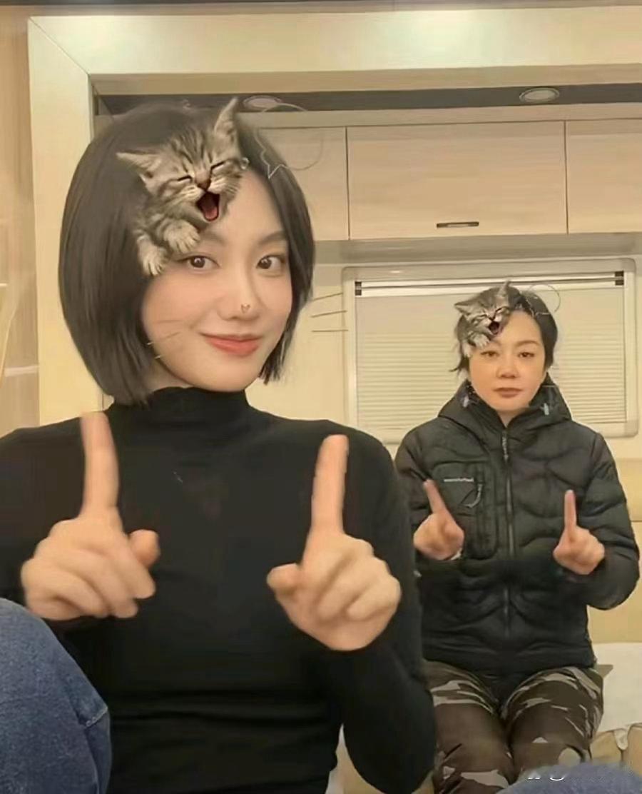 闫妮同女儿同框出镜，女儿颜值出众气质绝佳，清丽模样格外亮眼。