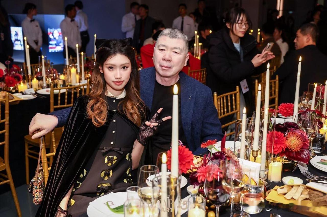 近日，导演冯小刚带着养女冯朵参加时尚芭莎创刊15周年盛典，父女俩也太像了吧。