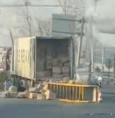 在河南商丘，一货车司机之死：“绿色通道”前，为何倒下黄色梯子？双八收费站悲剧