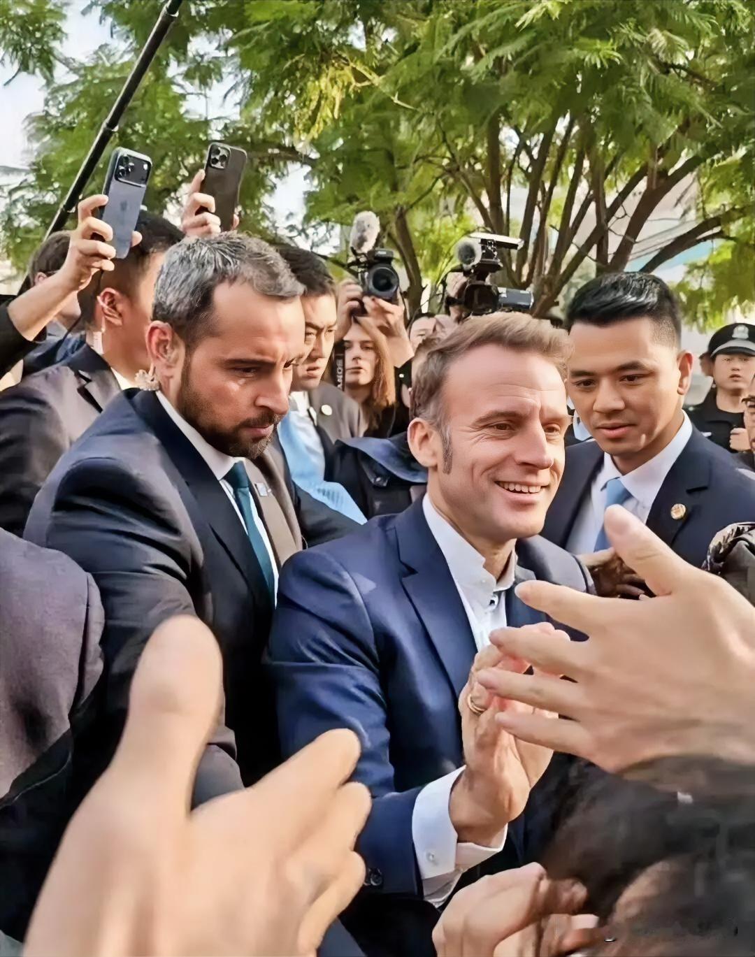 马克龙自曝访华唯一遗憾！成都街头不打领带和学生聊成长，临走前还和王楚钦打了场乒乓