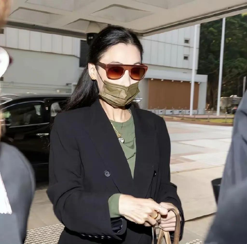 张柏芝素颜出庭，1276万港元索赔案现“罗生门”！45岁的张柏芝今日一身黑衣现身