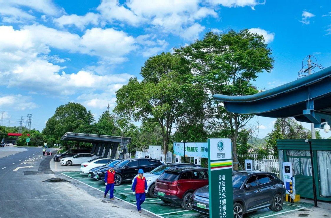 国庆十一出行开新能源跑高速充电还难吗？虽说今年充电站提升显著，但这些注意事项，一