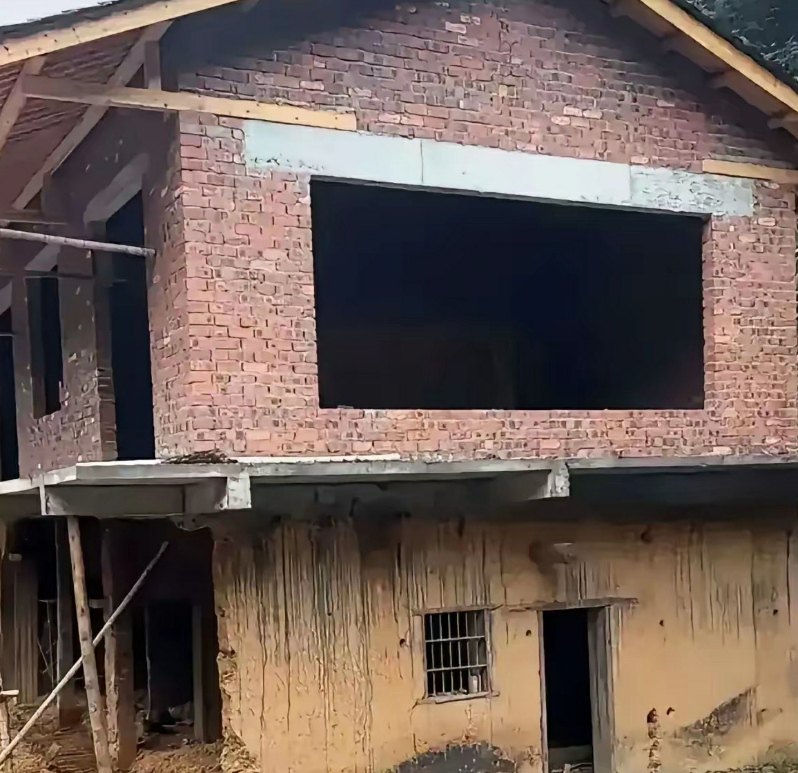 这真是绝了这个房子能住人吗？建房子的人是怎么想的