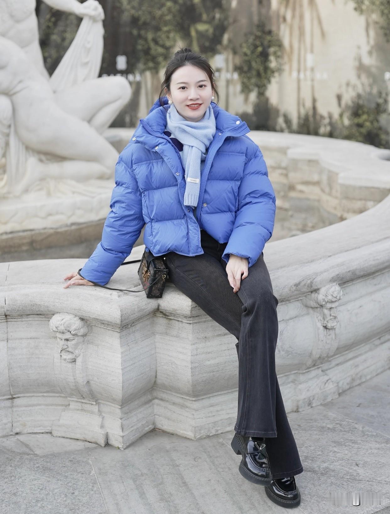 她们如春风拂面，清新的气息不经意间就吸引众人目光。那从容淡定似春日微风，拂过心湖