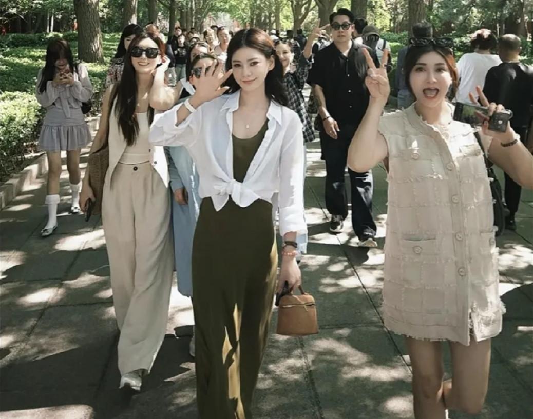 马筱梅又带闺蜜逛北京了，她现在真的像个北京媳妇儿了！尽地主之谊，带着朋友连续两天