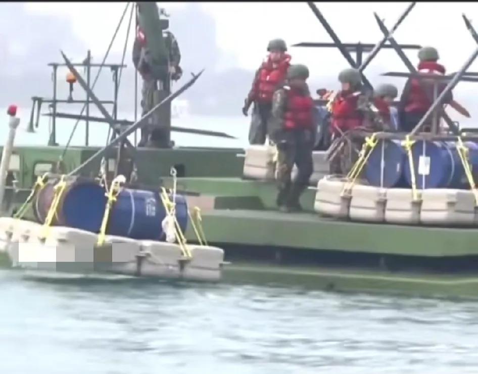 蛙陆军玩呢？疯狂往海里扔油桶，是彻底放弃海军了吗？这种拙劣的办法，想防抢滩登陆，