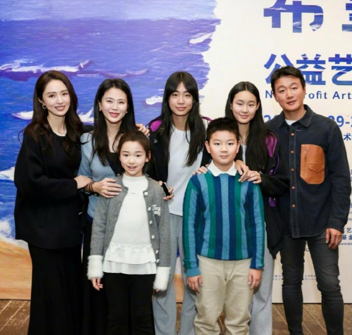 佟大为和关悦的两个女儿办公益画展，一家五口全部在场，董璇带着女儿小酒窝来支持助阵