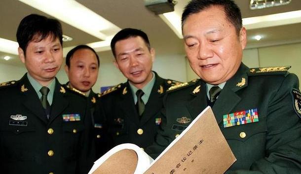 副军长能指挥师长吗？副军长是集团军的军事副职，对应的是副军级，肩章上挂的是少将