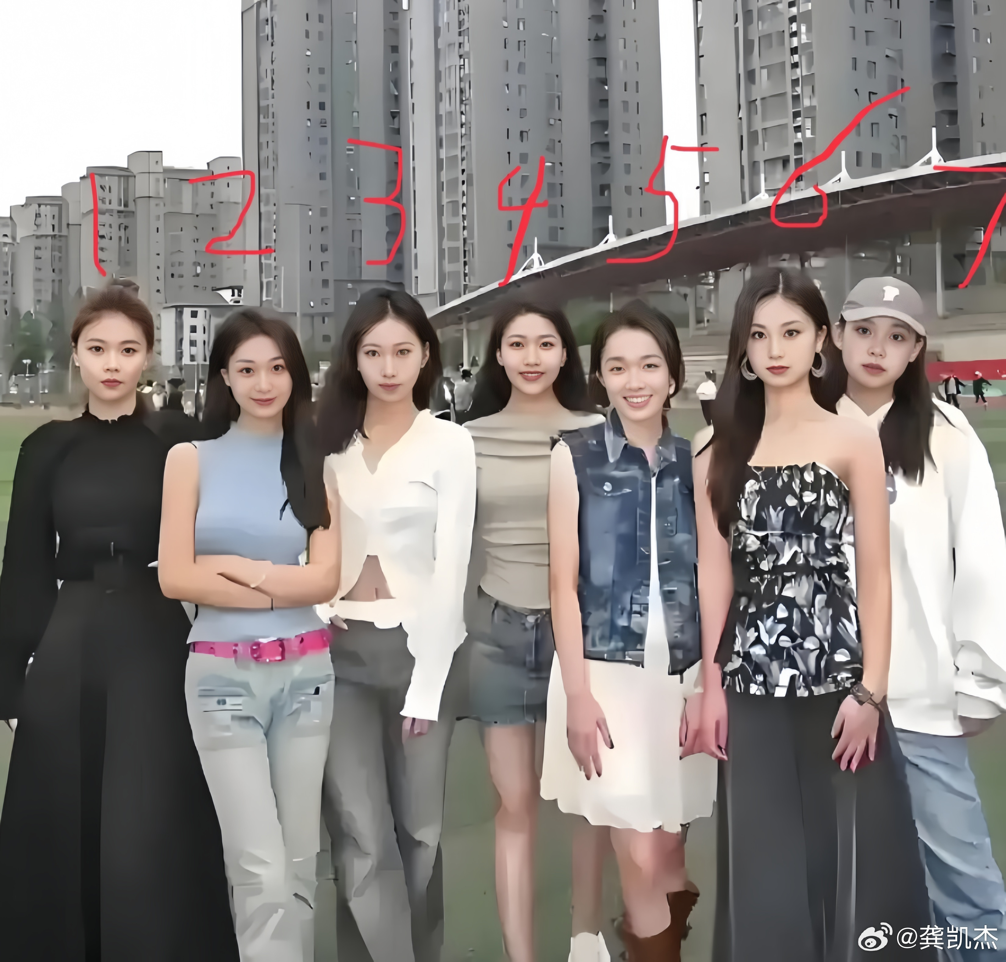 某高校7个即将毕业的女生合影，你们觉得哪个最好看？很多人说是6号？​​​